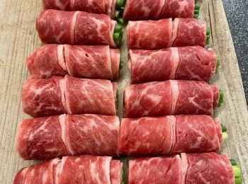 step2: 捲好香蔥牛肉卷後，可用明火煎或做成串燒