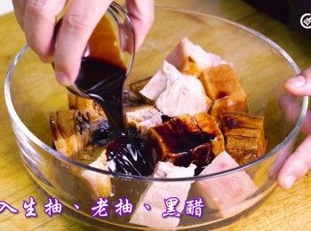 step3: 加入生抽、老抽、黑醋、紹興酒及鹽拌勻
Mix together witb soy sauce, dark soy sauce, black vinegar, Shaoxing wine and salt.