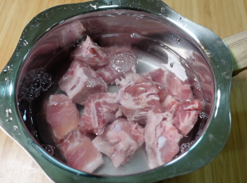 step1: 300克豬骨用1.5茶匙的鹽醃，醃1晚，醃好的鹹豬骨汆水，再洗乾淨備用