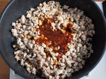 step2: 加入辣豆瓣醬炒香。