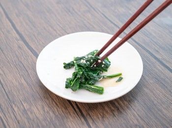 step4: 菠菜苗洗淨，放入沸水內中火灼約1分鐘至軟身，榨乾水後加入李錦記純石磨芝麻油及芝麻拌勻備用