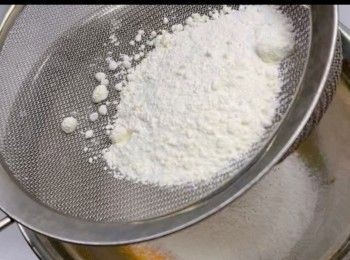 step2: 篩入中筋麵粉和泡打粉，再加入雲呢拿香油攪拌均勻。