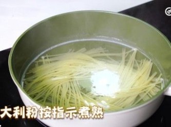 step4: 意大利粉按指示煮熟
Cook spaghetti according to the instructions on the package.