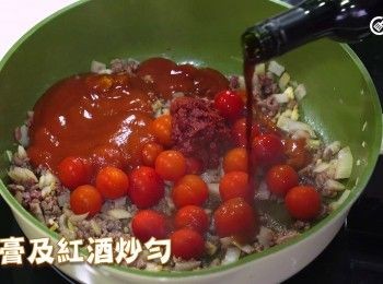 step4: 下車厘茄、意大利粉醬、茄膏及紅酒炒勻
Stir in cherry tomatoes, Italian pasta sauce, tomato paste, and red wine. Mix well.