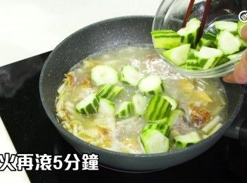 step15: 放入絲瓜件，大火再滾5分鐘
Add the luffa pieces and boil for another 5 minutes.