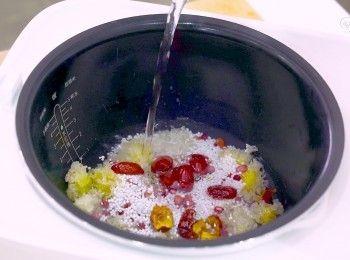 step5: 將銀耳、紅豆、西米及紅棗放入電飯煲內
Put the snow fungus, red beans, sago, and red dates into a rice cooker.