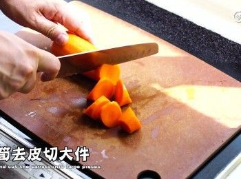step3: 甘筍去皮切大件
Peel and cut the carrots into large pieces.
