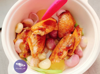 step4: 放回<a href="https://bit.ly/3zHU5V3" target="_blank" data-keyword="雞翼" class="guide-link"><strong>雞翼</strong></a> <span style="display:inline-block;vertical-align:middle;margin-top:-3px;color:initial;border-radius:3px;padding:2px 3px;font-size:12px;line-height:14px;background:#87d300;color:#fff;">即買</span> ，灒入紹興酒，加入柱侯醬、蠔油、生抽、糖、水炒勻，加蓋小火煮5分鐘或至收汁