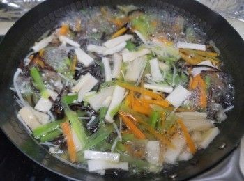 step2: 先將萵筍，甘筍，青瓜，雞髀菇，黑木耳絲放入滾水煮大約15分鐘，然後隔乾水放涼備用。