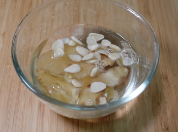 step1: 將南北杏、海玉竹和無花果乾洗乾淨，浸泡30分鐘，倒掉水，將無花果剪半，海玉竹剪小塊