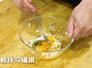 step1: 蛋黃、巴馬臣芝士碎、黑胡椒碎、番荽碎輕輕拌勻備用
Mix together egg yolks, grated Parmesan cheese, ground black pepper, and parsley flakes. Set aside.