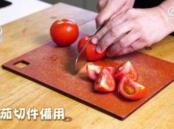step1: 番茄切件備用
Cut tomatoes into pieces and set aside.