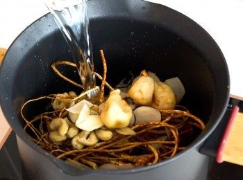 step3: 將所有材料放入煲內，加水煲滾
Place all the ingredients into a pot, add water, and bring to a boil.