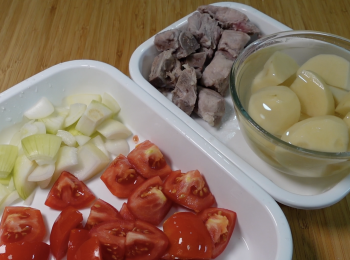 step2: 將蕃茄洗乾淨，摘走蕃茄蒂，切塊；將薯仔洗乾淨，削皮，切塊；將洋蔥洗乾淨，切掉頭尾，去皮，切塊