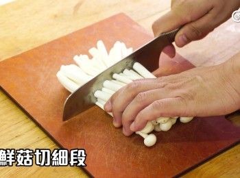 step4: 海鮮菇切細段
Cut the shimeji mushroom into sections.