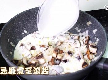 step6: 下忌廉煮滾
Pour in the cream and bring it to a boil.