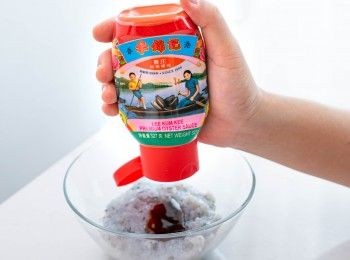 step4: 加入李錦記舊庄特級蠔油，順同一方向攪拌至起膠，再加甘筍粒、粟米粒及蔥花拌勻