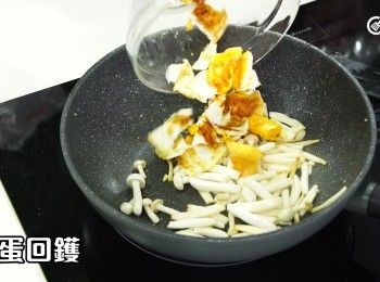 step12: 雞蛋回鑊
Return the eggs to the pan.