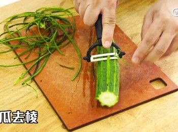 step5: 絲瓜去棱
Remove the hard edges of luffa.