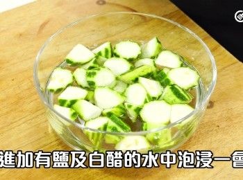 step7: 放進加有鹽及白醋的水中泡浸一會，防止發黑
Soak the luffa pieces in water with salt and white vinegar to prevent discoloration.