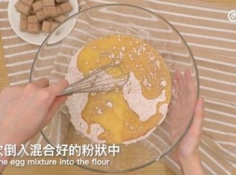 step3: 分次倒入混合好的粉狀中
Add some egg mixture into the flour.