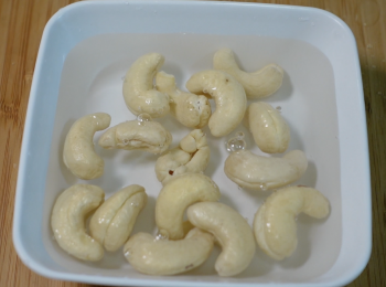 step2: 腰果浸泡30分鐘，洗乾淨，瀝水備用
