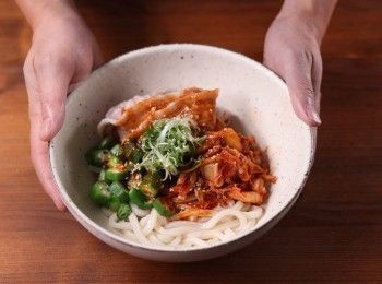 step6: 最後將所有<span class="group_1">食材</span>盛碗後，淋上醬汁，再依照喜好放上蔥絲、白芝麻就完成了。