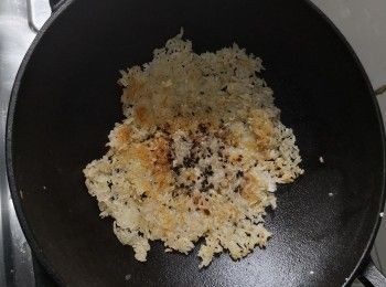 step4: 生粉水作用係可以黏合煎成塊及更香脆 所以將近上碟前可以加自己喜歡嘅塩蔥前粒芝麻等等