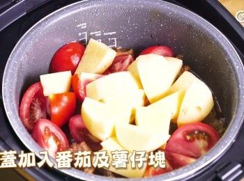 step10: 開蓋，加入番茄及薯仔塊
Open the lid, add the tomatoes and potato pieces.