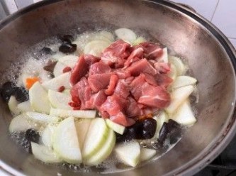 step5: 把節瓜和甘筍花放進鍋中煮5分鐘，完成後再放入豬肉片和杞子。