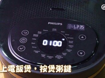step5: 蓋上電飯煲，按煲粥鍵煲約30分鐘
Close the lid of the rice cooker and select the "Porridge" mode. Cook for approximately 30 minutes.