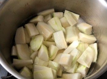 step4: 煮沸昆布鰹魚高湯、下生薑片和節瓜塊，煮3-5分鐘至節瓜軟身。