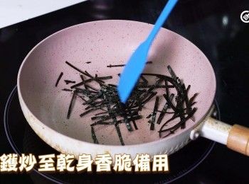 step3: 白鑊炒至乾身香脆備用
Toast the sushi roll seaweed in a dry pan until crispy.