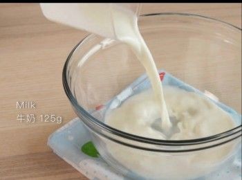 step3: 加入牛奶、糖、酵母、高筋麵粉、低筋麵粉、鹽