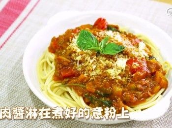 step8: 將肉醬淋在煮好的意粉上，再撒上芝士碎即成
Serve the meat sauce over the cooked spaghetti and sprinkle with grated cheese as desired.