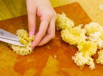 step2: 去蒂及剪碎
Remove the stem and chop into small pieces.