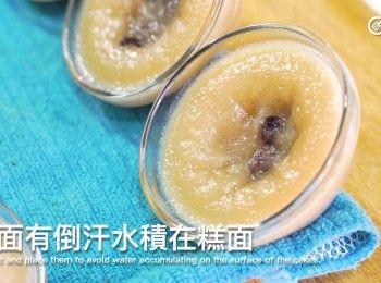 step11: 取出缽仔糕，先倒去倒汗水再傾斜擺放，避面有倒汗水積在糕面
Take out the rice cakes and pour out any excess water, then tilt and place them to avoid water accumulating on the surface of the cakes.