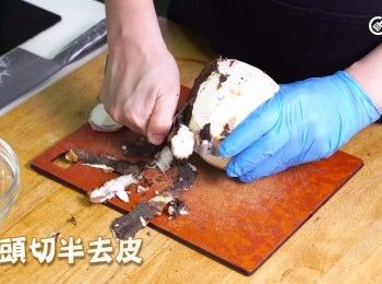 step1: 芋頭去皮
Peel the taro.