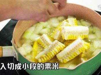 step8: 下粟米件，滾起後轉中火煮10分鐘
Add the corn strips and simmer over medium heat for 10 minutes.