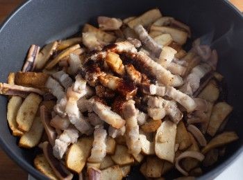 step3: 加入泡好的魷魚、步驟1的五花肉與醬料<span class="group_1">食材</span>一起拌炒均勻至鍋底收乾。