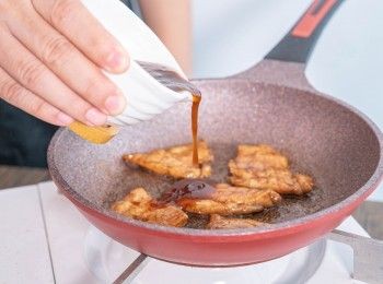 step7: 倒入<span class="group_3">醬汁</span>，續煮1分鐘至至肉熟及<span class="group_3">醬汁</span>濃稠