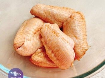 step1: <a href="https://bit.ly/3zHU5V3" target="_blank" data-keyword="雞翼" class="guide-link"><strong>雞翼</strong></a> <span style="display:inline-block;vertical-align:middle;margin-top:-3px;color:initial;border-radius:3px;padding:2px 3px;font-size:12px;line-height:14px;background:#87d300;color:#fff;">即買</span> 浸鹽水解凍洗淨，加入醃料醃30分鐘