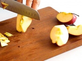 step2: 蘋果一開四，去蒂去核
Cut apples into quarters, removing the stems and cores.