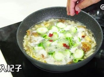step16: 加入杞子，滾1分鐘
Add the goji berries and boil for another minute.