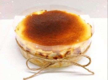 step4: 將芒果芝士奶蓋舖在已脫模的蛋糕表面上（外圍邊緣留約0.5-1吋，不要舖滿整個蛋糕表面；可用小匙協助平均舖平和整理邊緣形狀） 2. 完成後，將蛋糕放進雪櫃冷藏至少3小時，即可