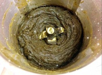 step17: 最後，將已烤焗的糯米粉慢慢加入（分3次），翻炒至成團（約10-15分鐘；可翻炒至推成山形而不會塌陷；取一小團綠茶餡，稍微放涼至不燙手，可搓至光滑不黏手便可；完成的綠茶餡呈油亮令身的狀態）