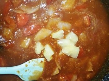 step19: <span class="group_3">鮮茄汁</span>煮滾，調味加入菠蘿片，完成