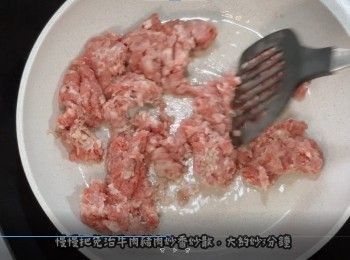 step8: 不粘鍋中火預熱
冷油加入免治牛肉豬肉
慢慢把免治牛肉豬肉炒開，大約炒3分鐘
免治豬肉牛肉炒到顏色變深，粒粒分明
裝起備用