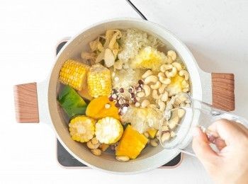 step5: 將所有材料放入煲內，加水大火煲15分鐘至滾起