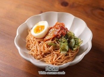step5: 放上泡菜、小黃瓜、水煮蛋後，再依照喜好淋上芝麻油、白芝麻就完成了。